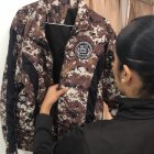 Ya en su vivienda ubica la chompa que le acompañó durante su cautiverio.