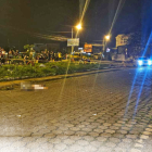 Uno de los cuerpos fue hallado sobre la calzada, junto a un parterre, a pocos metros del automotor donde estaba otro cadáver.