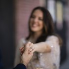 Compromiso.  Tiene un diseño más llamativo. Suele tener una piedra preciosa en el centro, rodeada de pequeñas joyas que realzan su belleza.