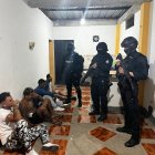 La Policía allanó el inmueble y detuvo a los presuntos delicuentes.