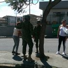 Familiares de PPL esperaban con boletas de libertad a que salgan sus seres queridos.