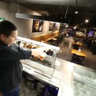 En Golden Prague, las mesas y la barra cervecera lucen vacías.