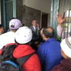 Familiares de personas detenidas conversaron con el gobernador de Cotopaxi.