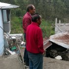 El canal de riego aumentó el caudal por un taponamiento y el agua arrasó con seis viviendas en Pinllo.