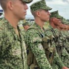 Militares colombianos custodian la frontera con Ecuador.