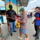 En 'La 18', los guardias revisan la documentación de quienes ingresan y la exhiben ante una cámara de seguridad.