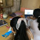 Kerlly (i) y Andrea (d) en medio de sus sesiones de clases virtuales.