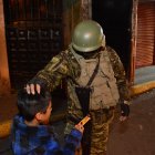 En la avenida Quitumbe Ñan, un niño se acercó a regalarles chocolates para el frío.