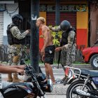 Durante los operativos, los uniformados detienen y revisan a toda persona en actitud sospechosa. Buscan armas y tatuajes de bandas criminales.