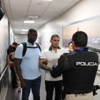 El detenido escuchando la lectura de sus derechos, tras su llegada de Panamá.