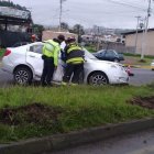 El carro en que viajaba la estudiante se estrelló contra un poste de alumbrado público.