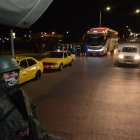 Miliares realizan operativos en Quito por el toque de queda.