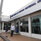 En la agencia del IESS de Urdesa se forman largas filas de personas realizando trámites. Entre sus quejas destaca la dificultad para obtener turnos.