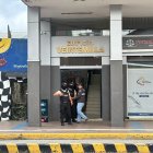 La policía inspeccionó la zona donde se produjo el intento de asesinato.