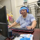 El 'Chino Mait' en medio de una transmisión, con su horno de pan de fondo.