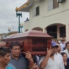 Amigos y conocidos pidieron cargar en hombros los restos del fiscal.