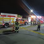 El Cuerpo de Bomberos de Quito se encargó de rescatar el cadáver de entre los restos del vehículo. Se cerraron dos carriles.