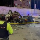 El vehículo todoterreno le cayó encima al auto más pequeño. Hubo cinco muertos.