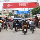 Por el puente internacional, que conecta Ecuador con Perú, cruza de todo y a toda hora del día. Este sería uno de los pasos por donde entran armas y municiones, escondidas hasta en sacos de cebolla.