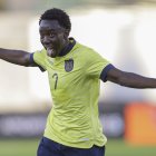 Yaimar Medina de Ecuador celebra su segundo gol contra Colombia, en un partido del Torneo Preolímpico Sudamericano Sub-23.