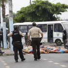 A los implicados los hicieron acostar en el piso para inmovilizarlos, mientras llegaban buses para poder retirarlos de allí. Estaban vigilados por policías y personal de las Fuerzas Armadas.