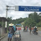 El cruce a pie entre Ecuador y Colombia es constante en ese viaducto. Hay quienes también transitan en motocicletas.