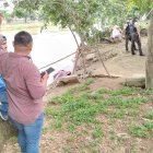 La víctima fue atada con un cabo desde la orilla del río para poder sacarla del agua.