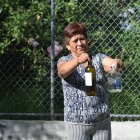 Las botellas vacías son abandonadas en el sitio. Los moradores muestran con lo que deben convivir.