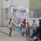 La pintura blanca, esparcida por la Policía, fue cubierta una vez más por grafitis alusivos a la banda.