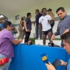 Jefe de prense de Emelec discute con periodista en Polideportivo de Los Samanes.