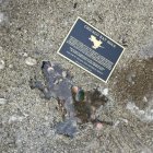 Una persona intentó tapar el agujero, pero los vecinos la recuperaron.