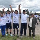Don Carlos Suntaxi (d) junto a su hijo Ricardo, su nieto Christian y su bisnieto Ariel, en la cancha.