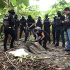 Las armas fueron desenterradas por la Policía Nacional.