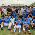 Roma FC, campeón del torneo, con el gigante trofeo y la influencer Meliza Yumisaca como madrina del plantel.
