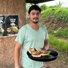 Los clientes de Javier Ávila ponderan la calidad y la sazón de la carne.