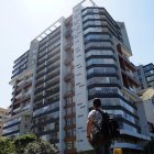 Jorge Luis Salguero esperaba el bus cuando le cayó un pedazo de mampostería. Vecinos acudieron para ver el sitio.