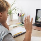 Hacer preguntas y participar en las discusiones puede ayudarle al niño a mantenerse comprometido y a mejorar la comprensión del material.