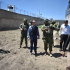 Los militares siguen con la revisión de la cárcel de Ambato.