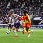 Jhoanner Chávez juega como carrilero izquierdo en Lens.