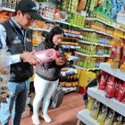 Funcionarios de Arcsa realizan inspecciones en perchas de supermercados.