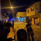 Un grupo de amigos platicaba en el exterior de una vivienda, cuando unos sujetos llegaron y dispararon contra ellos.