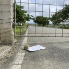 El panfleto detalla la dirección de varios residentes y docentes de la Unidad Eduactiva.