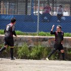 Santiago Cevallos (d) y su festejo con la mano hacia el cielo en dedicatoria a su hermano Jhair.