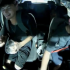 En el video de la cámara de seguridad de la patrulla, se observa a los jóvenes reírse y gozar la escena.