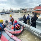 Las tareas de localización fluvial continuaban hasta el cierre de esta nota periodística. En la mañana, buzos intentaron encontrar al joven, pero sin éxito.