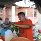 Steven labora en la esquina de Maracaibo y la 28, en el suroeste de Guayaquil.