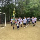 Gran Colombia dando la vuelta olímpica con el gigante trofeo.