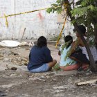 Vecinos y allegados del menor se reunieron en un terreno a esperar noticias del menor.