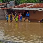 Personas fueron sacadas de sus viviendas por organismos de socorro