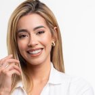 Elizabeth Cader, para la campaña dejó los escotes y la ropa sexy.